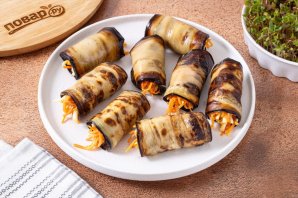 Рулетики из баклажана с сыром и морковью Рулетики из баклажана с сыром и морковью