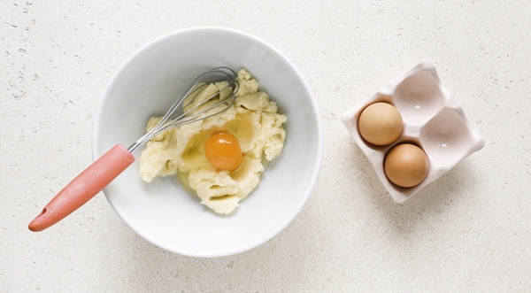 Бисквитный пирог с замороженными ягодами, пошаговый рецепт с фото на 436 ккал