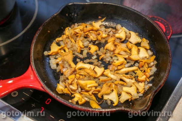 Судак, фаршированный жареными лисичками в беконе Судак, фаршированный жареными лисичками в беконе