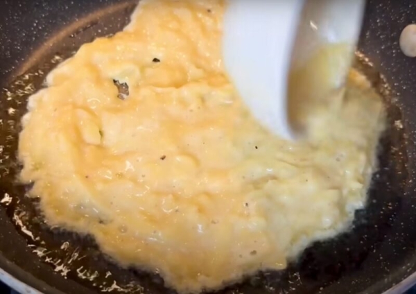 Картошка с луком вкуснее мяса. Возьмите 3 яйца и 4 картофелины: просто, дешево и очень вкусно Картошка с луком вкуснее мяса. Возьмите 3 яйца и 4 картофелины: просто, дешево и очень вкусно