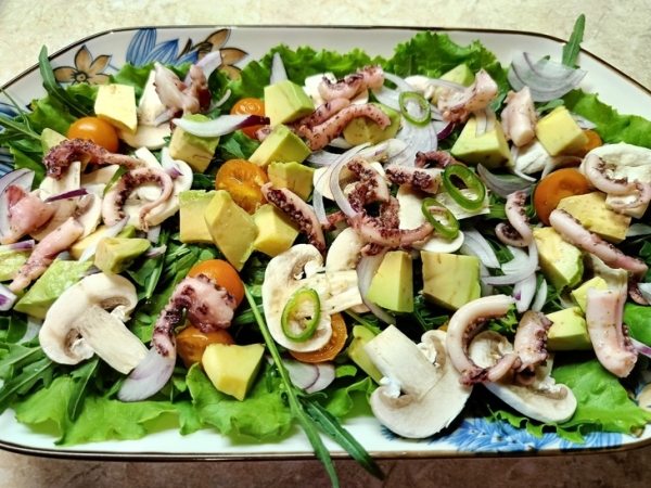 Салат с кальмаром, авокадо и свежими шампиньонами Салат с кальмаром, авокадо и свежими шампиньонами