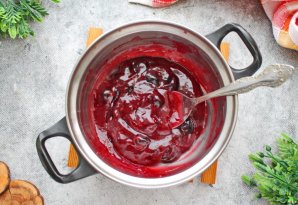 Шоколадный торт с малиной и голубикой