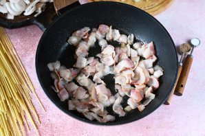 Спагетти с беконом и грибами Спагетти с беконом и грибами