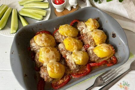 Запеченный картофель с котлетами