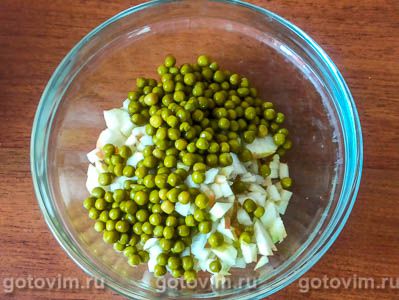 Салат из зеленого горошка с яблоками в тарталетках из слоеного теста