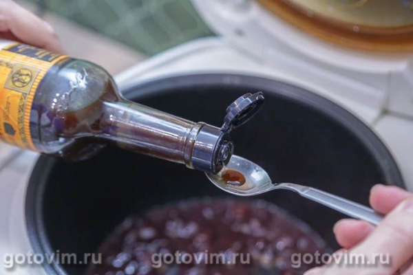 Стейки из свиной шеи с виноградом в мультиварке