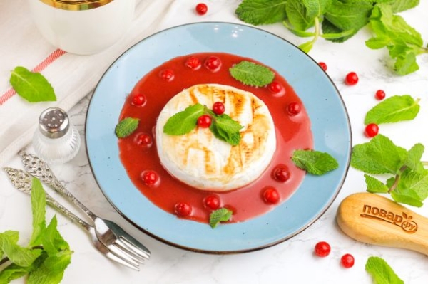 Жареный камамбер с брусничным соусом Жареный камамбер с брусничным соусом