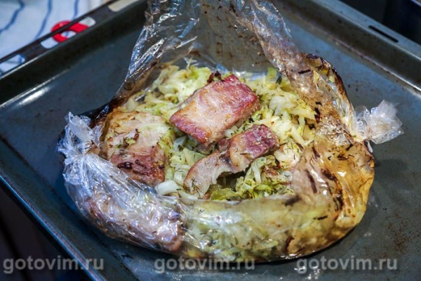 Свиные ребрышки с молодой капустой, запеченные в пакете