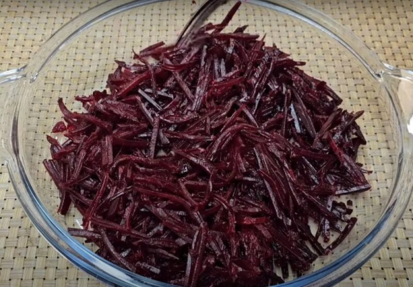 Салат за 5 минут из банальной свеклы. Отличная закуска для обеда и ужина Салат за 5 минут из банальной свеклы. Отличная закуска для обеда и ужина