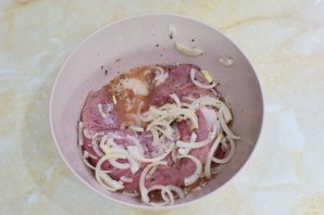 Свиная вырезка с яблоками и корицей Свиная вырезка с яблоками и корицей