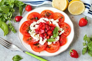 Страчателла с клубникой и томатами Страчателла с клубникой и томатами