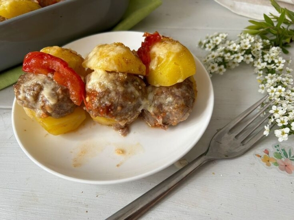 Запеченный картофель с котлетами