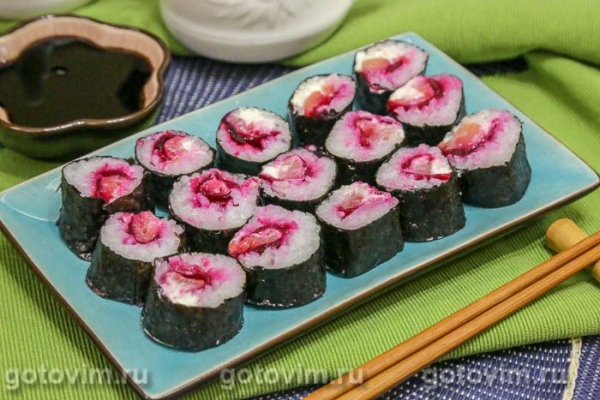 Суши со свеклой, красной рыбой и творожным сыром