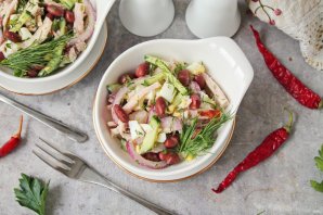 Салат из копченой куриной грудки с фасолью и огурцом Салат из копченой куриной грудки с фасолью и огурцом