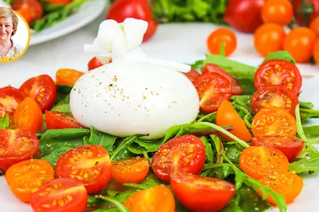 Салат с нежным сыром буррата и помидорами Салат с нежным сыром буррата и помидорами