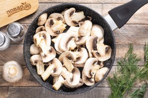 Шампиньоны жареные с луком