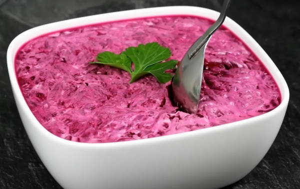 Нежный, сытный, с идеальным балансом: салат, который изменит ваше представление о праздничных закусках