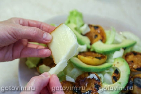 Салат из жареных абрикосов с авокадо, сыром и салатом айсберг Салат из жареных абрикосов с авокадо, сыром и салатом айсберг