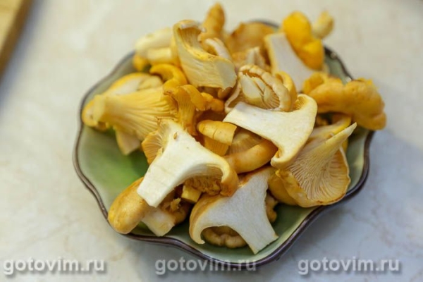 Теплый салат из лисичек с копченной курицей и овощами Теплый салат из лисичек с копченной курицей и овощами