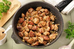 Гуляш с макаронами Гуляш с макаронами