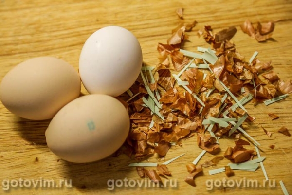 Мраморные яйца в луковой шелухе 