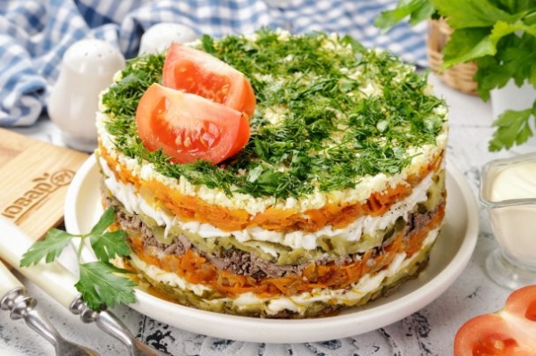 Слоеный салат с куриной печенью Слоеный салат с куриной печенью