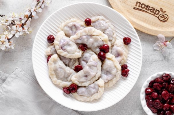 Вареники с вишней на воде Вареники с вишней на воде