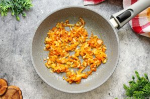 Куриная печень с луком и морковью Куриная печень с луком и морковью