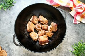 Говяжьи ребрышки в казане с луком Говяжьи ребрышки в казане с луком