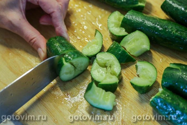 Битые огурцы с соевым соусом и чили