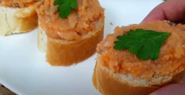 Вместо надоевшей красной икры. Вкуснейшая намазка из сельди и манки: я не верила, что так можно
