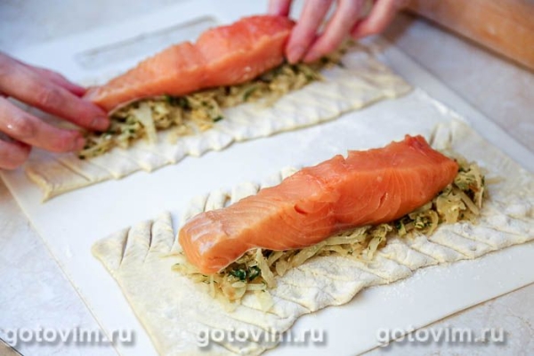 Пирог с капустой и лососем из готового слоеного теста Пирог с капустой и лососем из готового слоеного теста