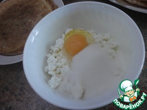 Блинная запеканка с творогом и вишней