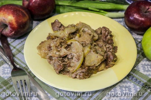 Куриная печень с яблоками, луком и сметаной в мультиварке