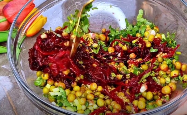 Бабушка из деревни научила. Этот салат заменит винегрет и сельдь под шубой: максимально полезный рецепт Бабушка из деревни научила. Этот салат заменит винегрет и сельдь под шубой: максимально полезный рецепт