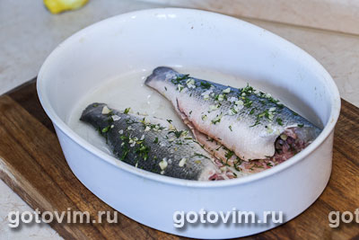 Сибас, запеченный с чесноком, укропом и лимонной цедрой