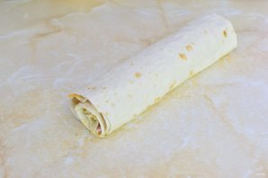 Рулет из лаваша с колбасой Рулет из лаваша с колбасой