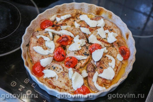 Свиные отбивные, запеченные с помидорами, моццарелой и лимоном Свиные отбивные, запеченные с помидорами, моццарелой и лимоном