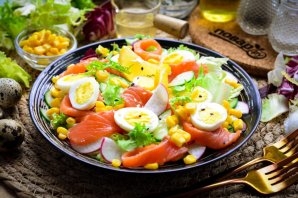 Салат с кукурузой и слабосоленой семгой Салат с кукурузой и слабосоленой семгой