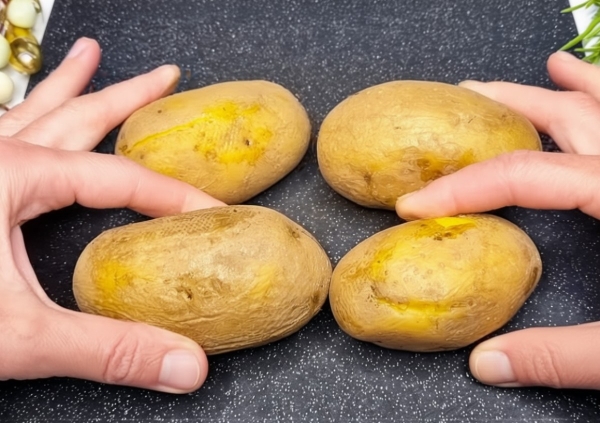 Забудьте о «Шубе» до Нового года! Простой салат с селедкой, который готовится за 5 минут и тает во рту