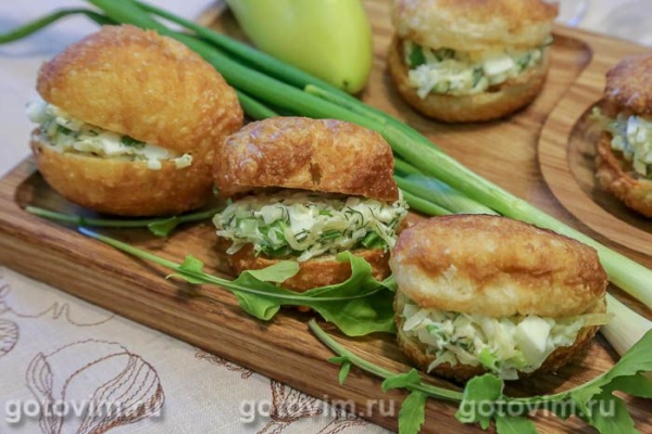 Несладкие пончики с салатом из сыра, яиц и зелени Несладкие пончики с салатом из сыра, яиц и зелени