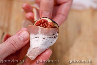 Кростини с инжиром, запеченным в беконе