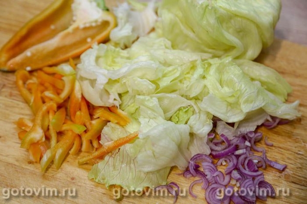 Салат из языка с овощами и сыром с голубой плесенью