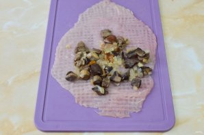 Куриные рулетики в беконе с грибами