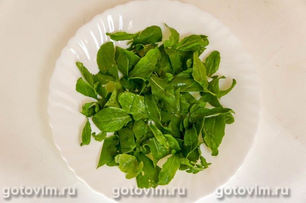 Салат с рукколой, клубникой и сыром Салат с рукколой, клубникой и сыром