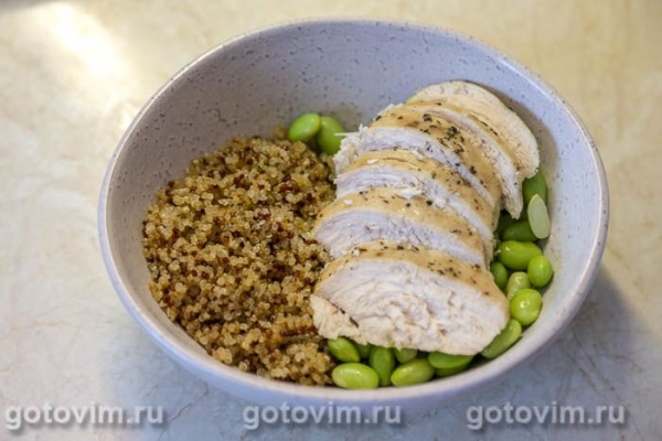 Поке из киноа с куриной грудкой, авокадо и бобами эдамаме
