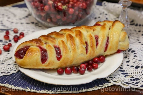 Пирог-плетенка с клюквой