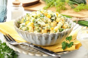 Салат с яйцом, сыром, кукурузой и огурцом