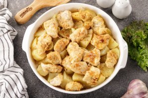 Куриная грудка, запеченная с картофелем Куриная грудка, запеченная с картофелем