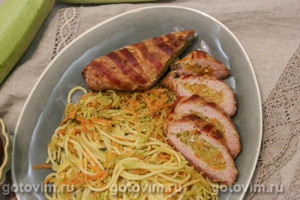 Рулет из мясного фарша с кабачками в беконе